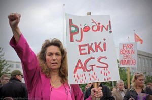 Icelandic citizens protesting outside parliament in Reykjavik during the 2008 financial crisis