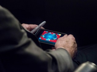 NWO Poker Puppet: McCain Busted Playing iPhone Game as Senate Syria War Vote Takes Place